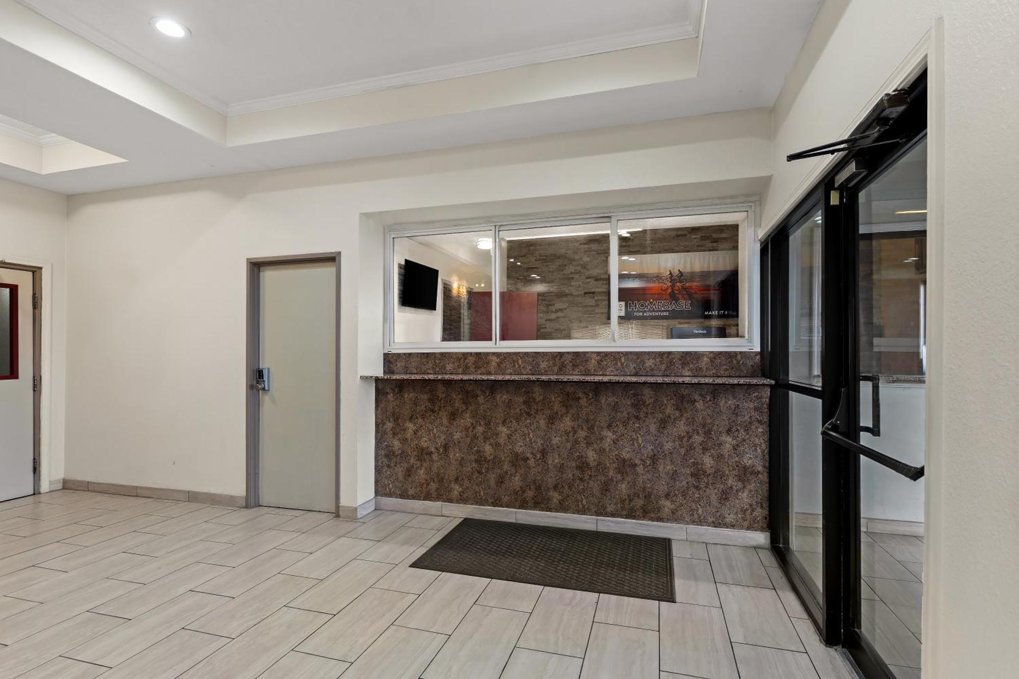 Red Lion Inn & Suites Caseyville Bagian luar foto