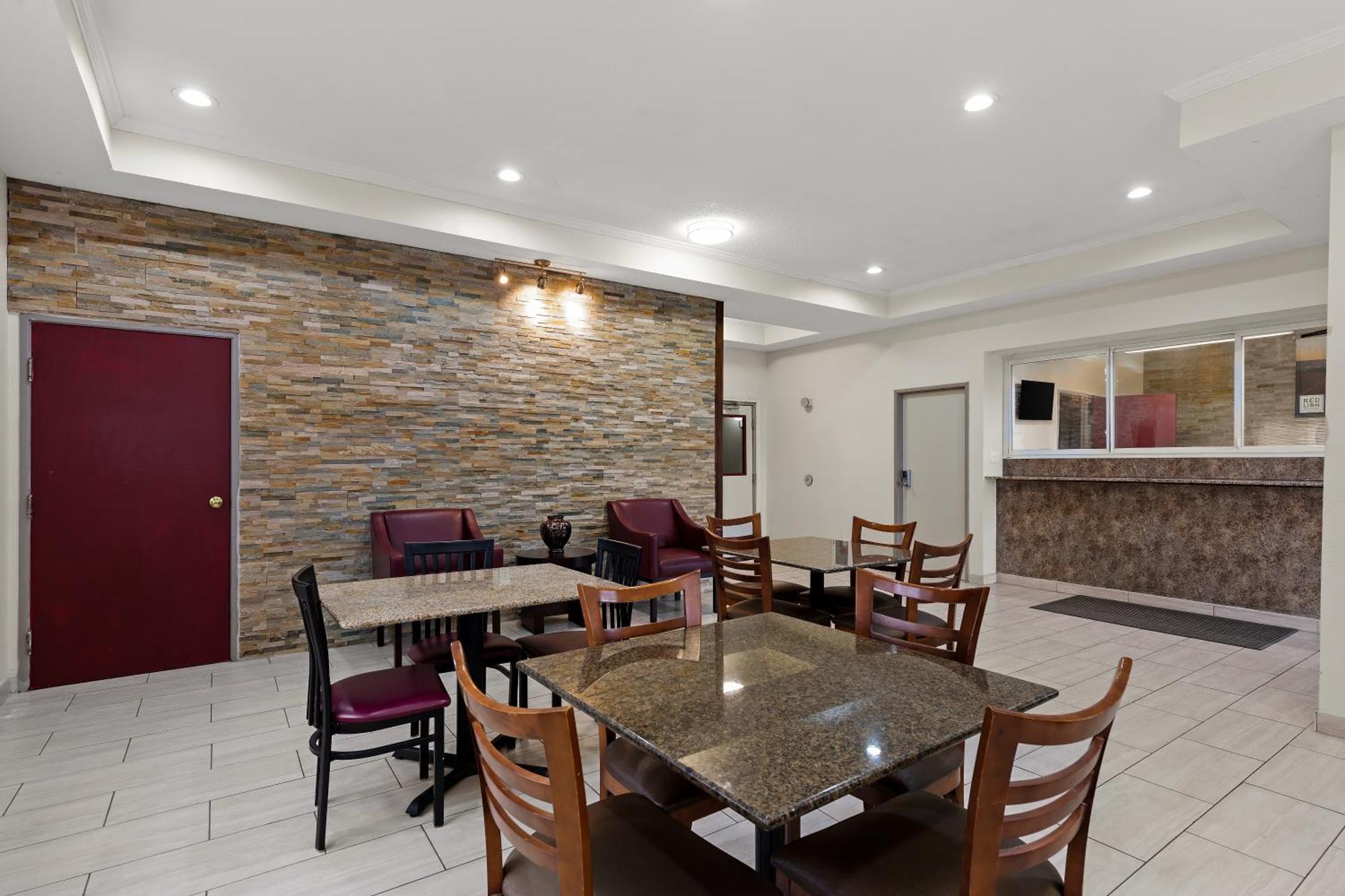 Red Lion Inn & Suites Caseyville Bagian luar foto