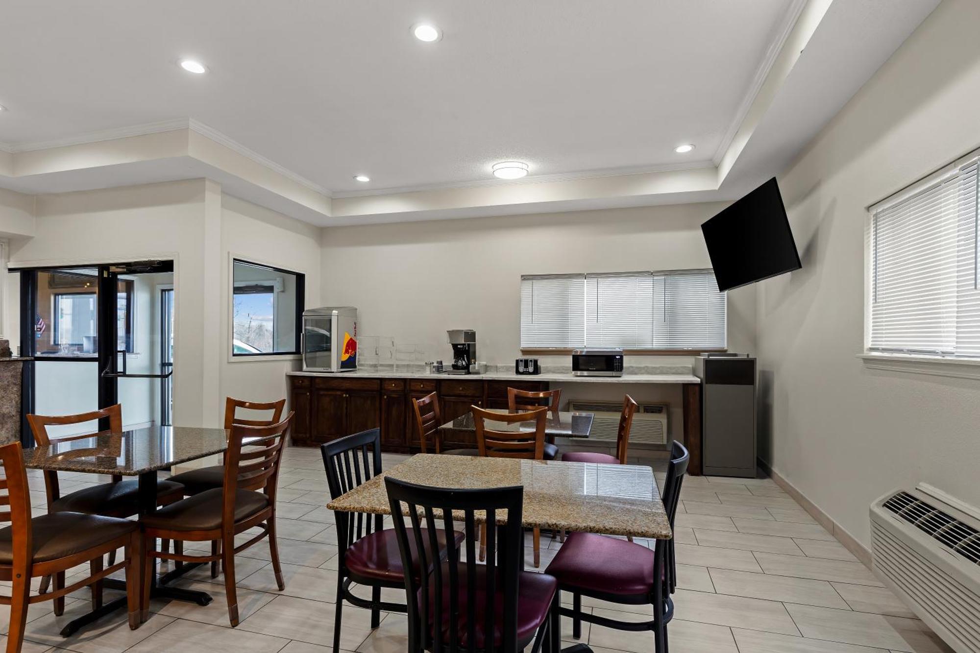 Red Lion Inn & Suites Caseyville Bagian luar foto
