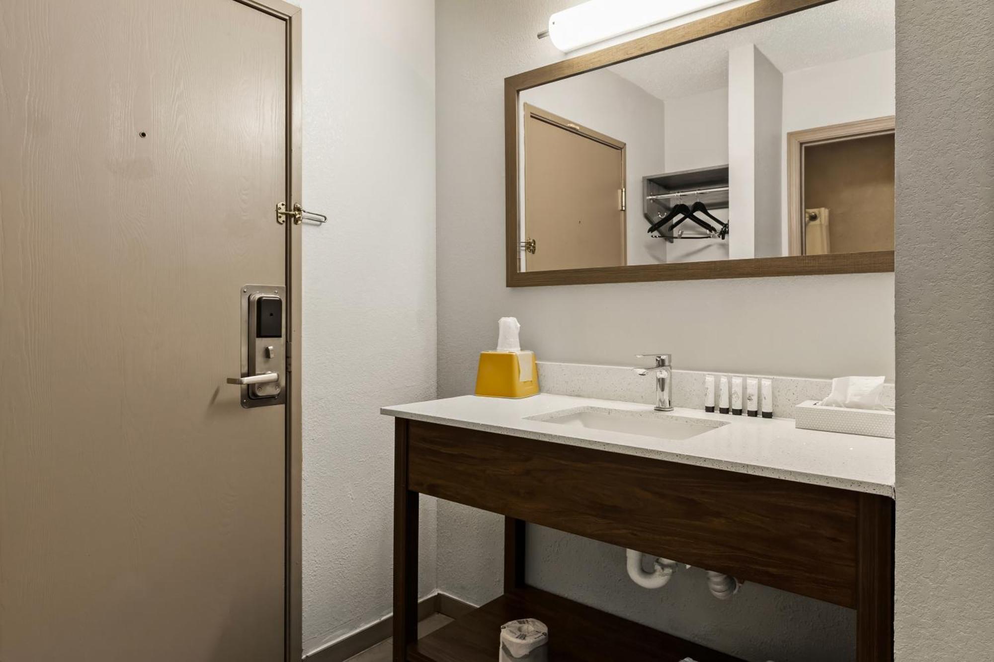 Red Lion Inn & Suites Caseyville Bagian luar foto
