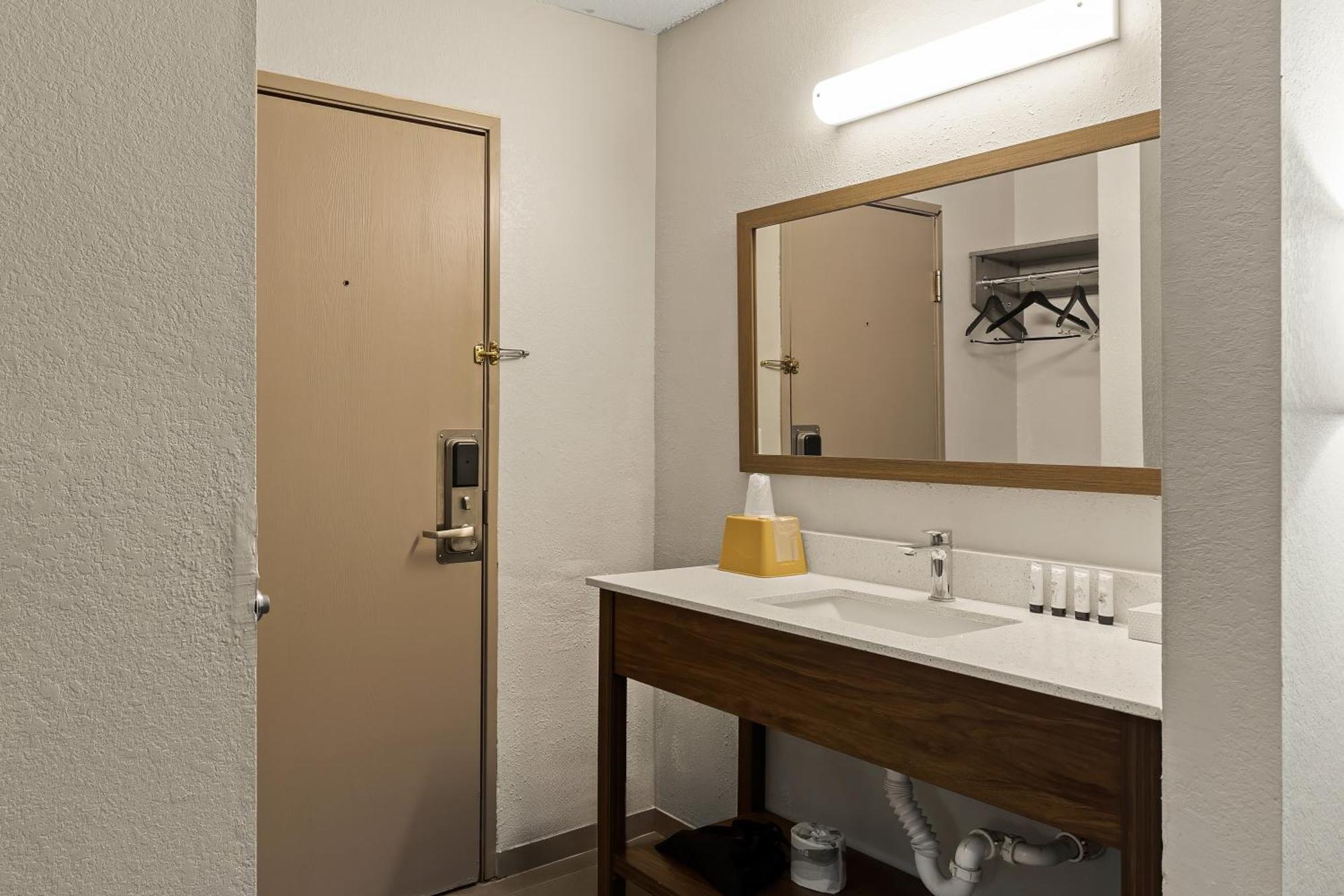 Red Lion Inn & Suites Caseyville Bagian luar foto