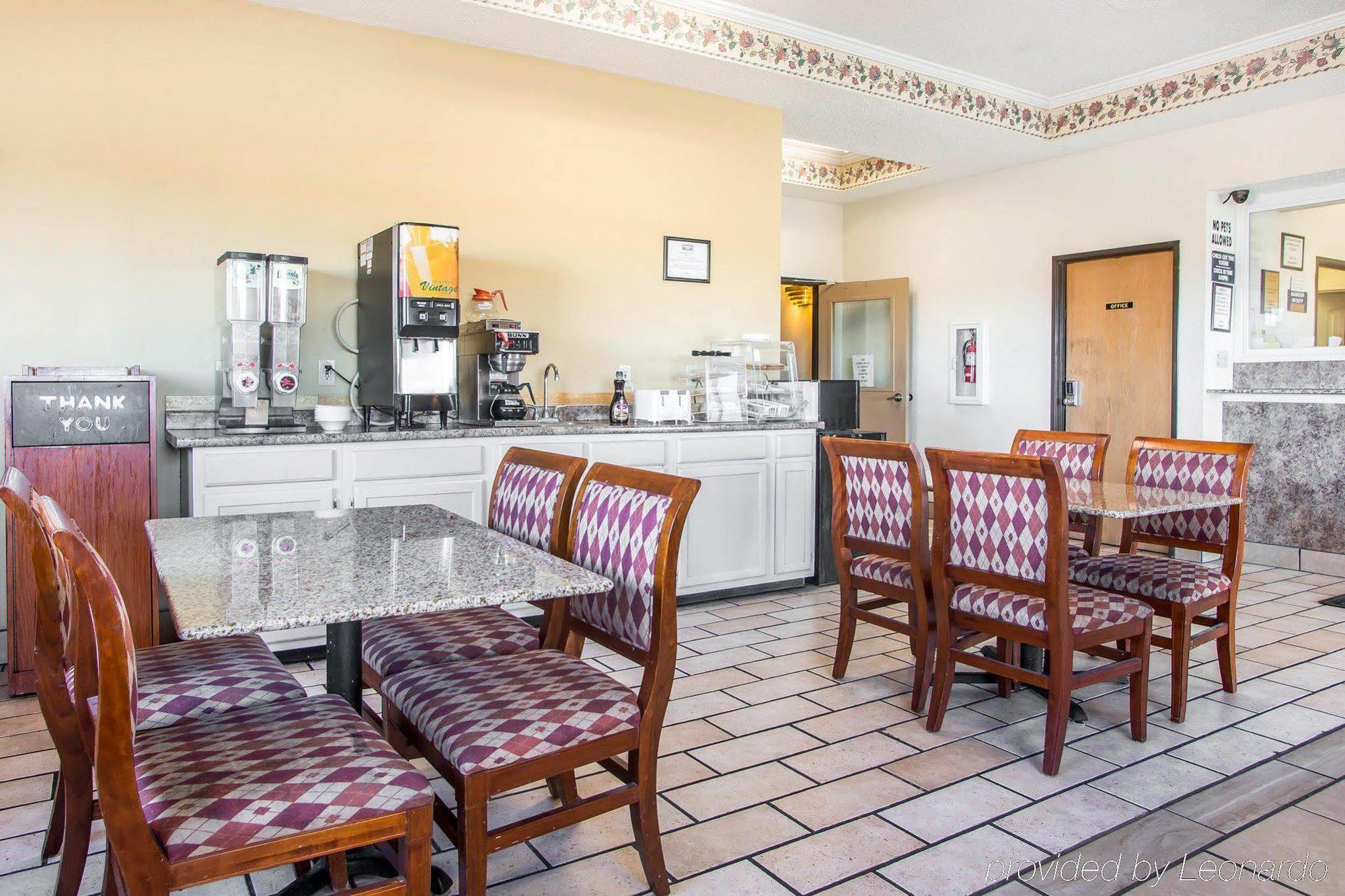 Red Lion Inn & Suites Caseyville Bagian luar foto