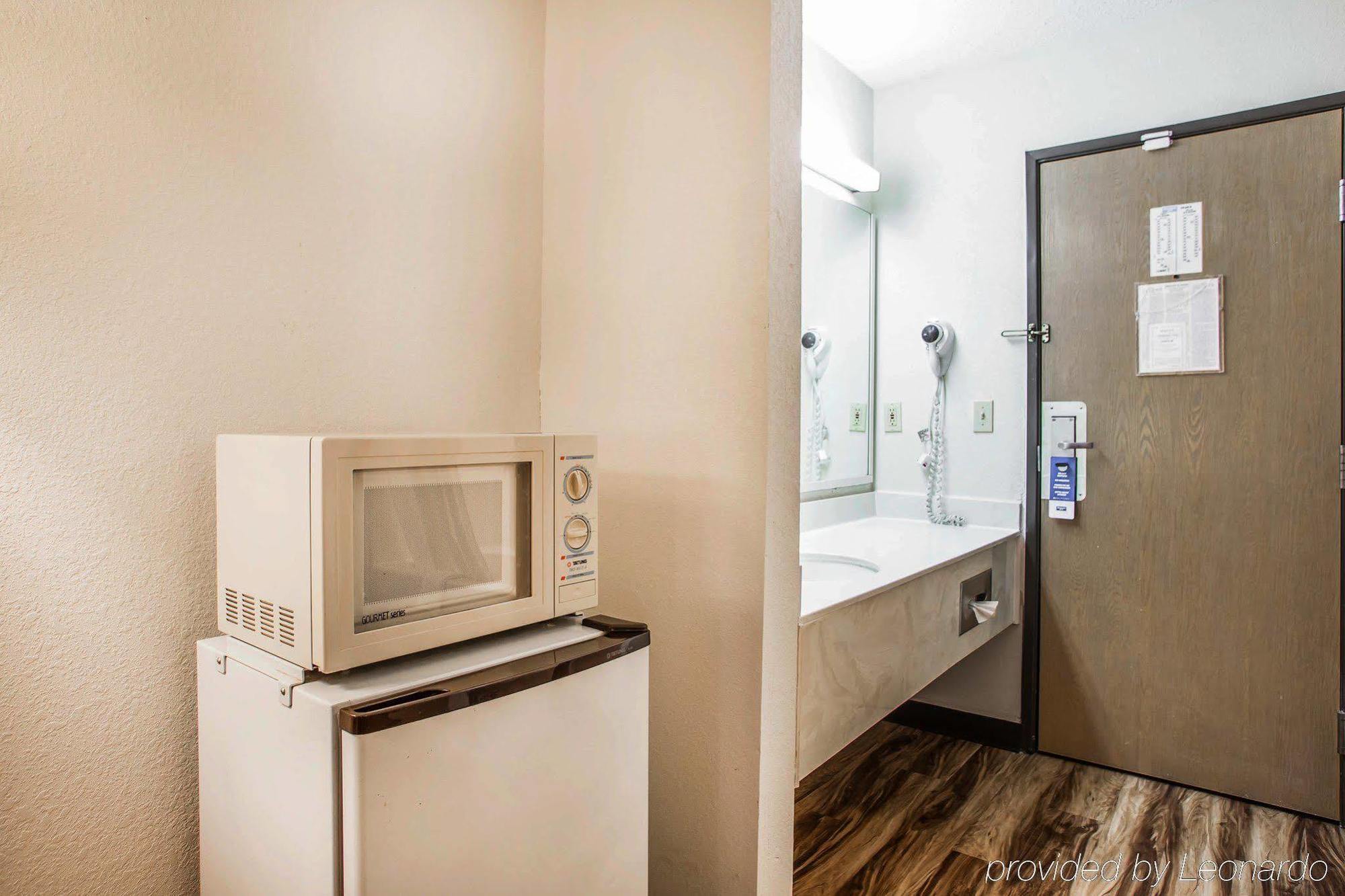 Red Lion Inn & Suites Caseyville Bagian luar foto