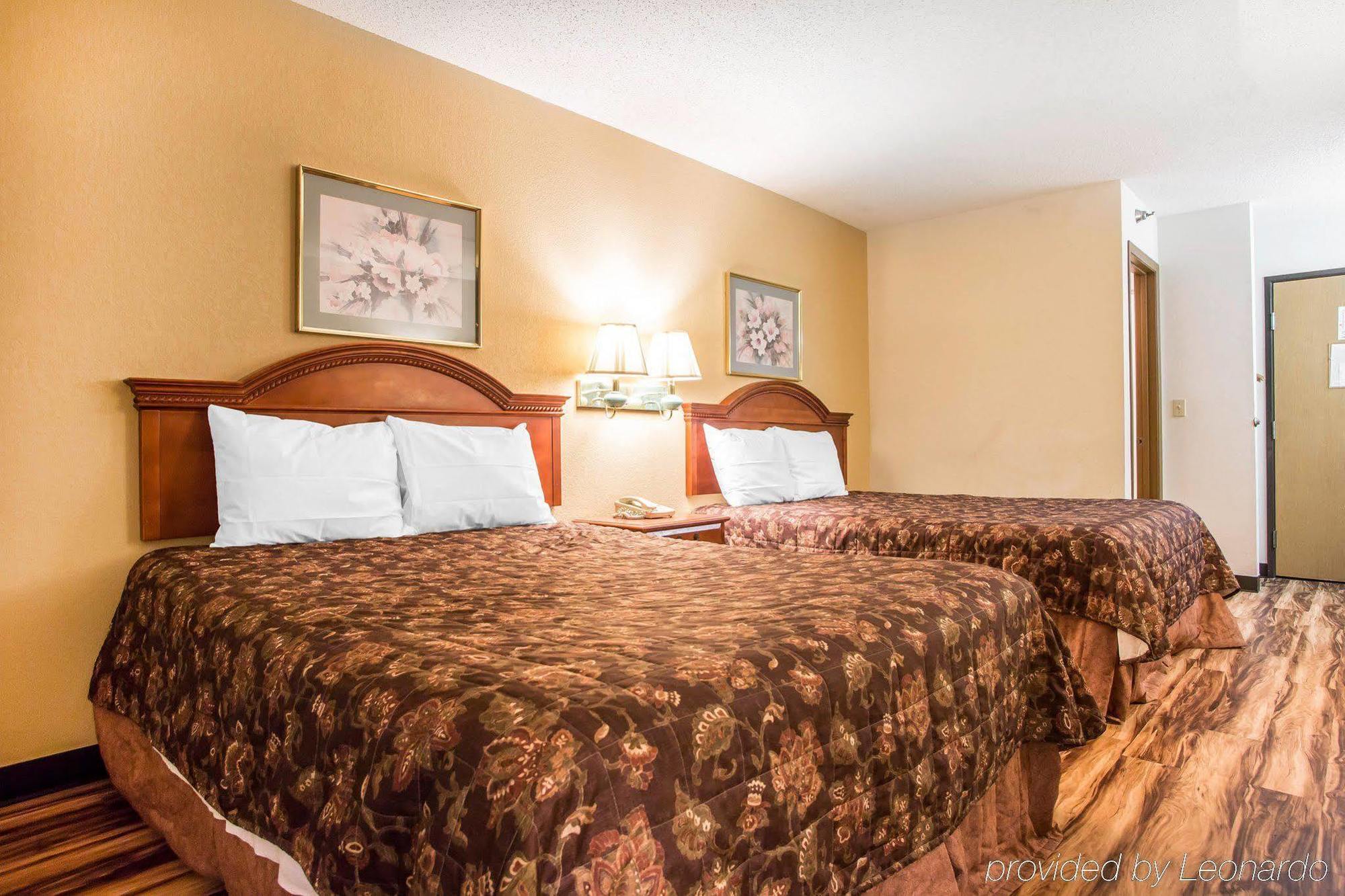 Red Lion Inn & Suites Caseyville Bagian luar foto